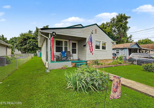 Photo 3 of Single family home for sale at 1009 Minton Pl, Kingsport, TN 37660 | MLS# 1351614 | Listing updated on 2026-10-22