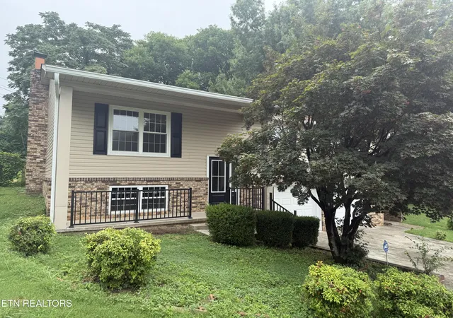 Photo 1 of Sale Pending at 2028 Wayne Cir, Maryville, TN 37804 | MLS# 1349306 | Listing updated on 2026-09-02