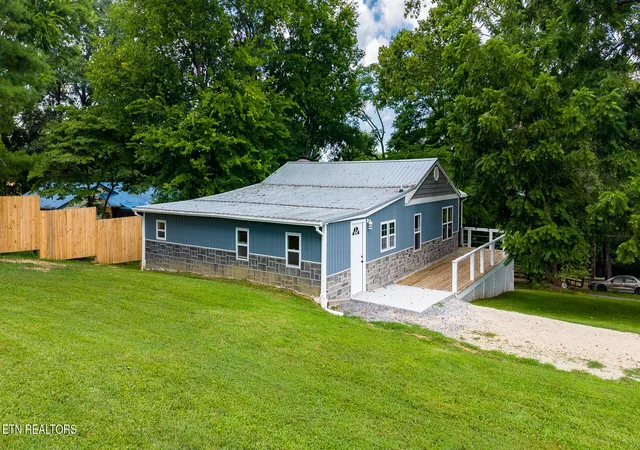 Photo 2 of Single family home for sale at 305 Augusta Ave, Maryville, TN 37804 | MLS# 1349260 | Listing updated on 2026-09-18