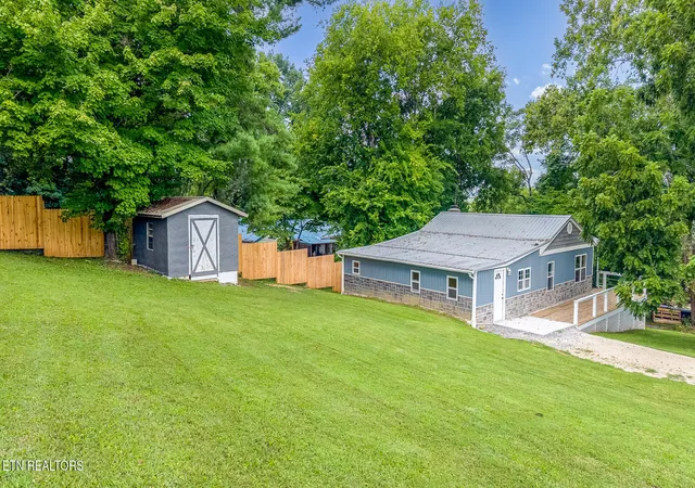 Photo 3 of Single family home for sale at 305 Augusta Ave, Maryville, TN 37804 | MLS# 1349260 | Listing updated on 2026-09-18