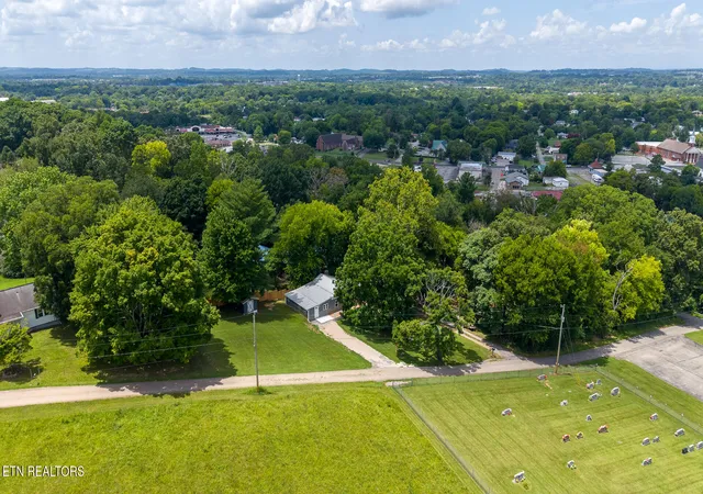 Photo 3 of Single family home for sale at 305 Augusta Ave, Maryville, TN 37804 | MLS# 1349260 | Listing updated on 2026-09-18