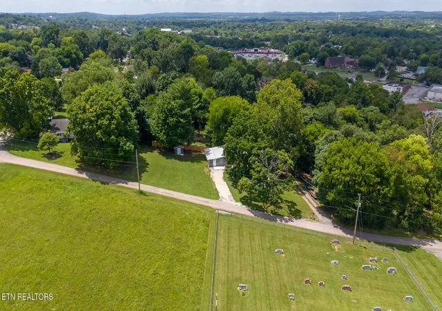 Photo 4 of Single family home for sale at 305 Augusta Ave, Maryville, TN 37804 | MLS# 1349260 | Listing updated on 2026-09-18