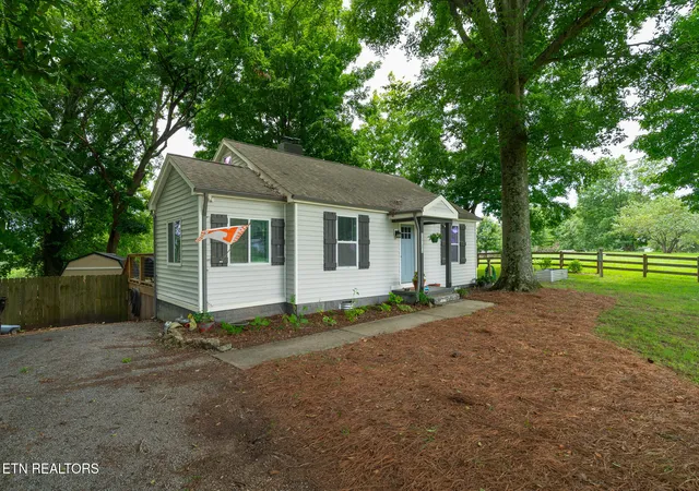 Photo 3 of Sale Pending at 504 Sinking Springs Rd, Clinton, TN 37716 | MLS# 1350157 | Listing updated on 2026-09-21