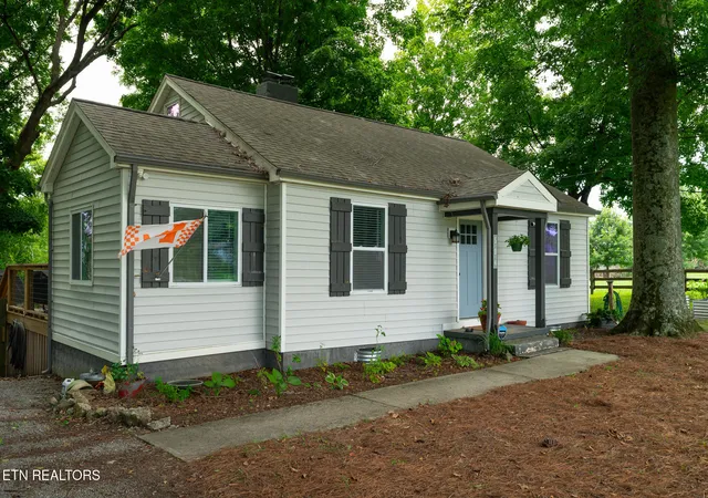 Photo 3 of Sale Pending at 504 Sinking Springs Rd, Clinton, TN 37716 | MLS# 1350157 | Listing updated on 2026-09-21