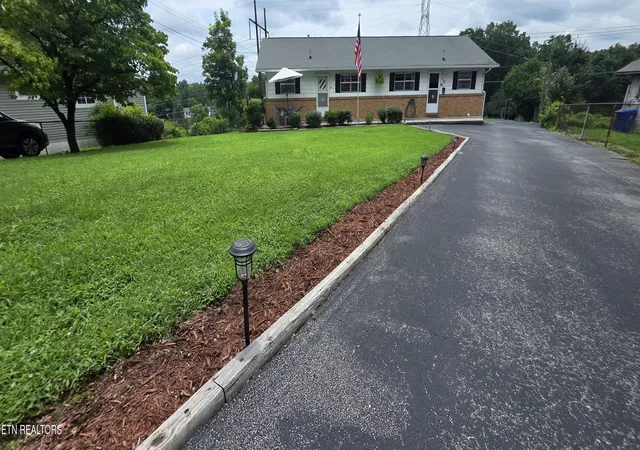 Photo 3 of Sale Pending at 154 Warrior Cir, Oak Ridge, TN 37830 | MLS# 1349307 | Listing updated on 2026-07-25