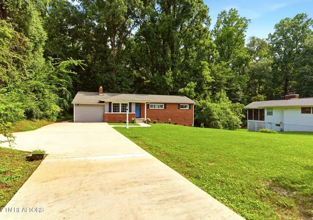 Photo 3 of Sale Pending at 360 East Dr, Oak Ridge, TN 37830 | MLS# 1349466 | Listing updated on 2026-08-31