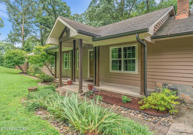 Photo 4 of Sale Pending at 1601 Garland Rd, Knoxville, TN 37922 | MLS# 1349618 | Listing updated on 2026-09-03