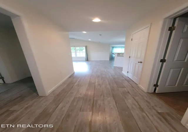 Photo 3 of Single family home for sale at 323 Shadows Lawn Dr, Athens, TN 37303 | MLS# 1349379 | Listing updated on 2026-09-25