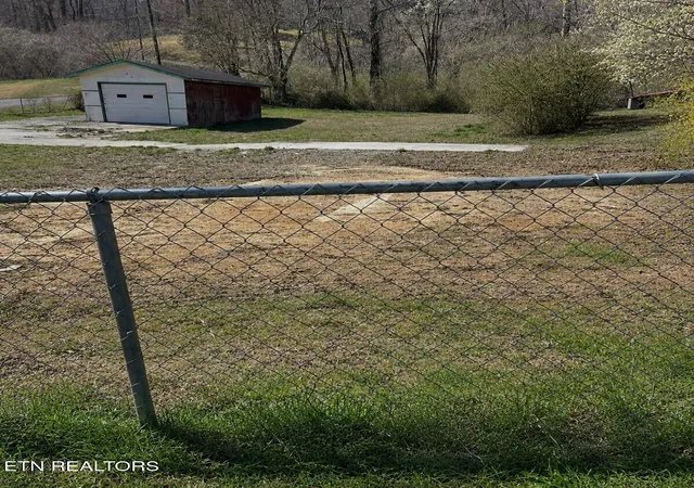 3rd image of 106 Wiley Cemetery Ln, Lake City, TN 37769 | MLS# 1349418