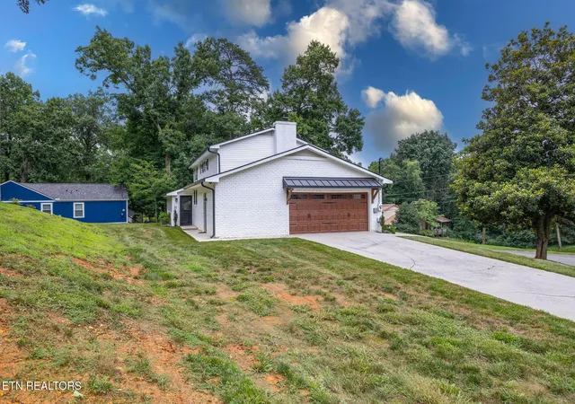 Photo 3 of Single family home for sale at 1914 Northwood Dr, Knoxville, TN 37923 | MLS# 1349402 | Listing updated on 2026-09-15