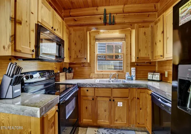 Photo 3 of Single family home for sale at 1123 Towering Oaks Dr, Sevierville, TN 37876 | MLS# 1349396 | Listing updated on 2026-10-03