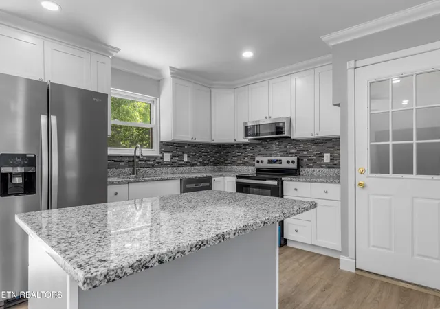 Photo 3 of Single family home for sale at 2427 Leann Cir, Chattanooga, TN 37406 | MLS# 1349422 | Listing updated on 2026-09-14