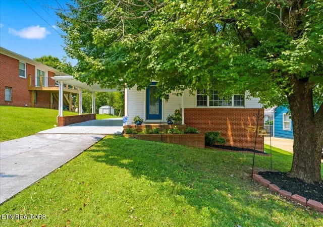 1st image of 217 W Hicks St, Clinton, TN 37716 | MLS# 1349552