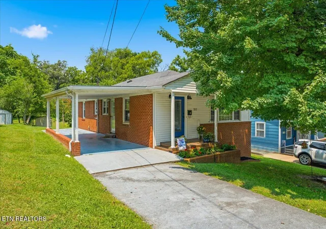 3rd image of 217 W Hicks St, Clinton, TN 37716 | MLS# 1349552