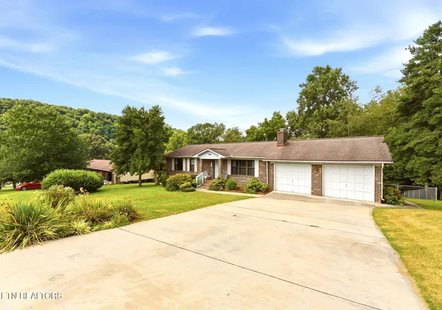 2nd image of 624 Greenwood Dr, Clinton, TN 37716 | MLS# 1349545