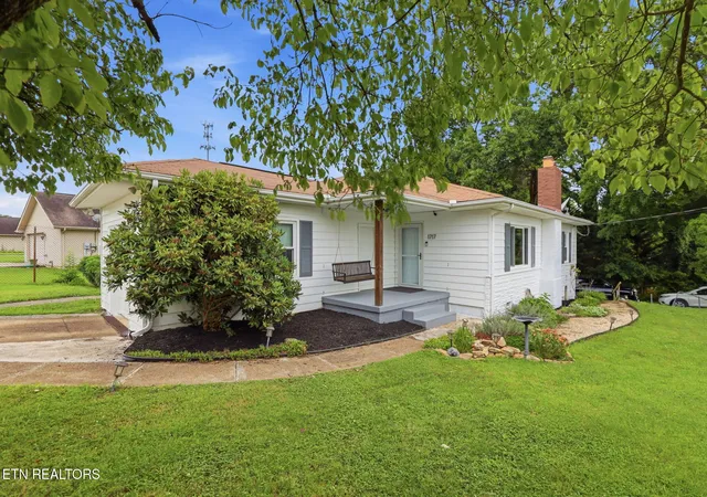 Photo 1 of Single family home for sale at 1717 Jefferson Ave, Maryville, TN 37804 | MLS# 1349612 | Listing updated on 2026-09-25