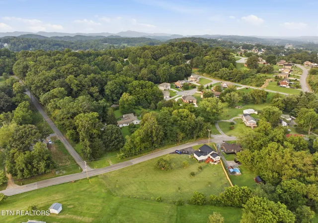 3rd image of 417 Hammond Ave, Mount Carmel, TN 37645 | MLS# 1349761