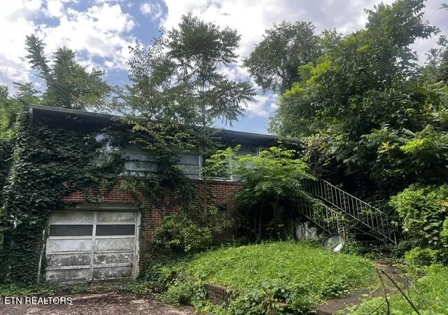 Photo 1 of Sale Pending at 2404 Victoria St, Knoxville, TN 37915 | MLS# 1349760 | Listing updated on 2026-09-11