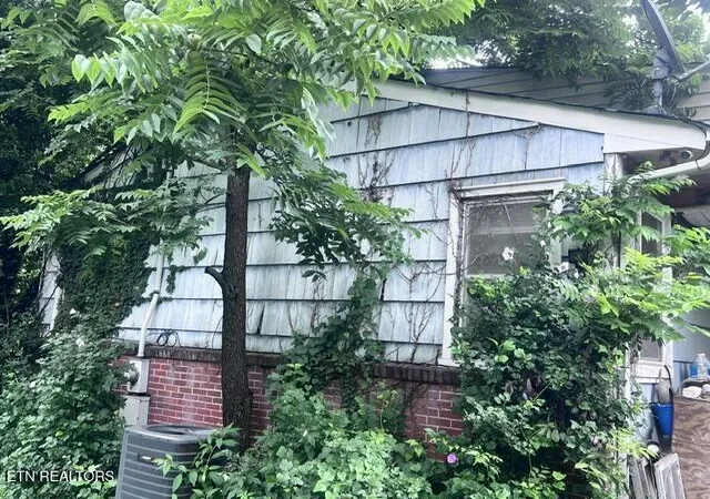 Photo 2 of Sale Pending at 2404 Victoria St, Knoxville, TN 37915 | MLS# 1349760 | Listing updated on 2026-09-11