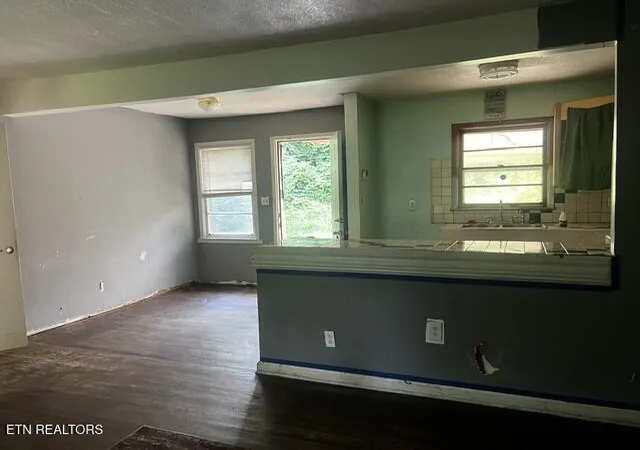 Photo 3 of Sale Pending at 2404 Victoria St, Knoxville, TN 37915 | MLS# 1349760 | Listing updated on 2026-09-11