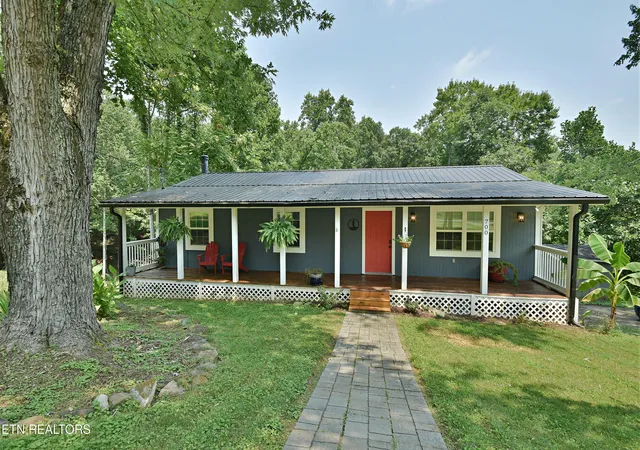 Photo 2 of Sale Pending at 700 Lake Forest Dr, Lenoir City, TN 37772 | MLS# 1349784 | Listing updated on 2026-09-19
