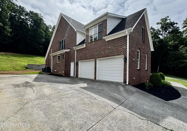 Photo 4 of Single family home for sale at 1802 Calgary Fls Ln, Knoxville, TN 37931 | MLS# 1349800 | Listing updated on 2026-08-18