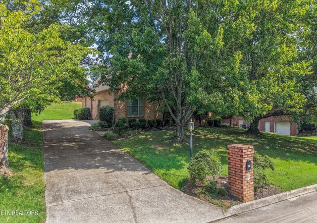 Photo 3 of Single family home for sale at 823 Royal View Dr, Maryville, TN 37801 | MLS# 1349929 | Listing updated on 2026-09-21