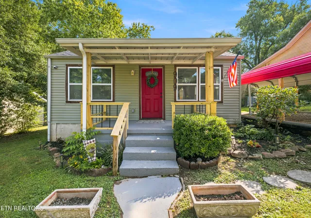 Photo 3 of Sale Pending at 909 N C St, Lenoir City, TN 37771 | MLS# 1351892 | Listing updated on 2026-09-18