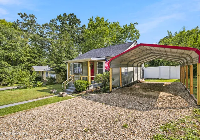 Photo 3 of Sale Pending at 909 N C St, Lenoir City, TN 37771 | MLS# 1351892 | Listing updated on 2026-09-18
