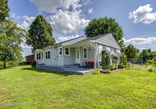 Photo 3 of Sale Pending at 747 E Evans St, Rockwood, TN 37854 | MLS# 1350391 | Listing updated on 2026-08-29