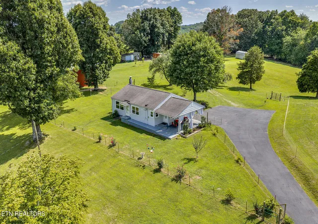 Photo 3 of Sale Pending at 747 E Evans St, Rockwood, TN 37854 | MLS# 1350391 | Listing updated on 2026-08-29