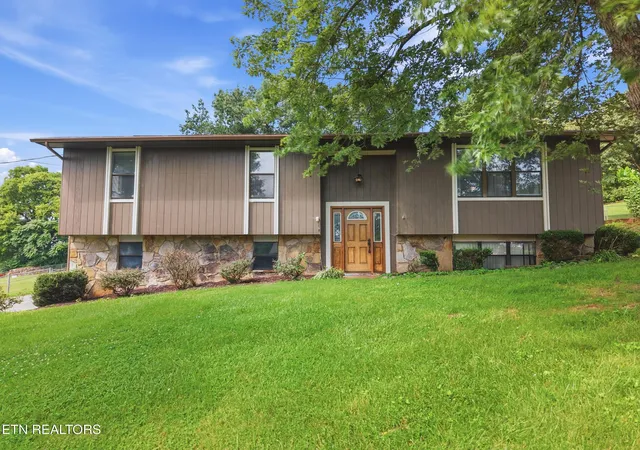 Photo 1 of Single family home for sale at 7813 Cedarcrest Rd, Knoxville, TN 37938 | MLS# 1350147 | Listing updated on 2026-09-18
