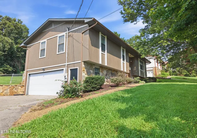 Photo 3 of Single family home for sale at 7813 Cedarcrest Rd, Knoxville, TN 37938 | MLS# 1350147 | Listing updated on 2026-09-18