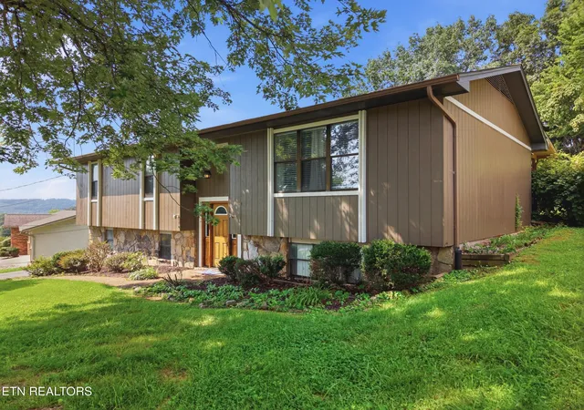 Photo 3 of Single family home for sale at 7813 Cedarcrest Rd, Knoxville, TN 37938 | MLS# 1350147 | Listing updated on 2026-09-18