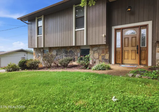 Photo 4 of Single family home for sale at 7813 Cedarcrest Rd, Knoxville, TN 37938 | MLS# 1350147 | Listing updated on 2026-09-18