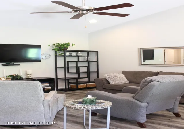 Listing Photo 5 - Condo for sale in building located at 1324 Hazelgreen Wy, Knoxville, TN 37912