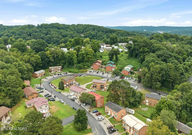 Photo 2 of Sale Pending at 921 Chadwick Dr, Kingsport, TN 37660 | MLS# 1350013 | Listing updated on 2026-08-11