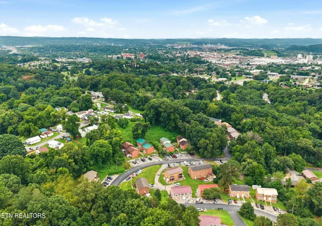 Photo 3 of Sale Pending at 921 Chadwick Dr, Kingsport, TN 37660 | MLS# 1350013 | Listing updated on 2026-08-11