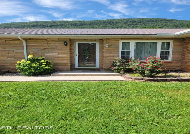 3rd image of 132 Ridgecrest Rd, Harriman, TN 37748 | MLS# 1350065