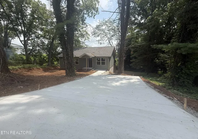 1st image of 119 E Wadsworth Cir, Oak Ridge, TN 37830 | MLS# 1351082