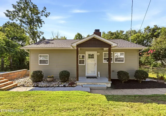 2nd image of 104 Tucker Rd, Oak Ridge, TN 37830 | MLS# 1350144