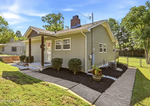 1st image of 104 Tucker Rd, Oak Ridge, TN 37830 | MLS# 1350144