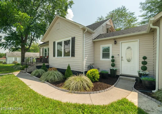 Photo 3 of Single family home for sale at 1027 Harrisdale St, Maryville, TN 37801 | MLS# 1350082 | Listing updated on 2026-09-22