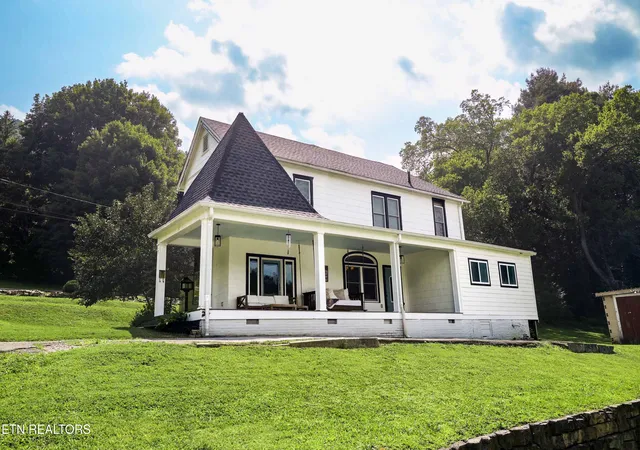 Photo 1 of Single family home for sale at 307 Catalpa St, Pineville, KY 40977 | MLS# 1350193 | Listing updated on 2026-09-09