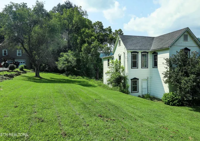Photo 3 of Single family home for sale at 307 Catalpa St, Pineville, KY 40977 | MLS# 1350193 | Listing updated on 2026-09-09