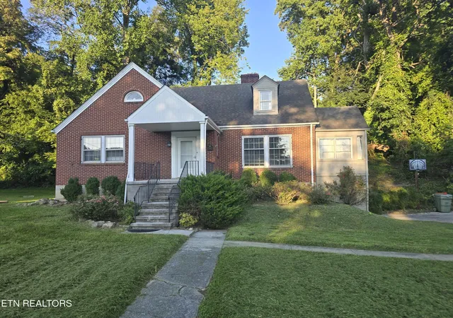 Photo 1 of Single family home for sale at 400 Gloucester Ave, Middlesboro, KY 40965 | MLS# 1350232 | Listing updated on 2026-09-06