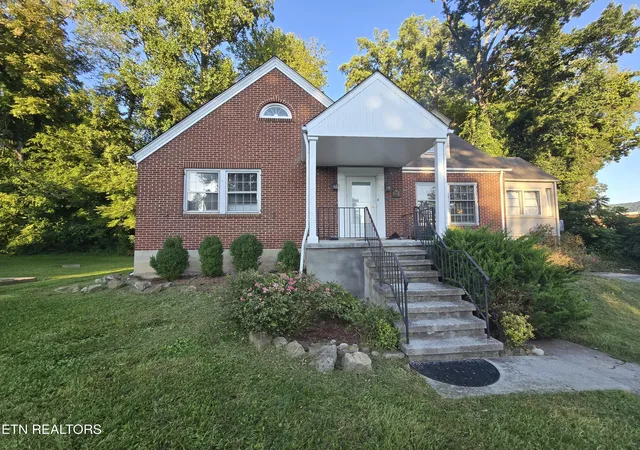 Photo 2 of Single family home for sale at 400 Gloucester Ave, Middlesboro, KY 40965 | MLS# 1350232 | Listing updated on 2026-09-06