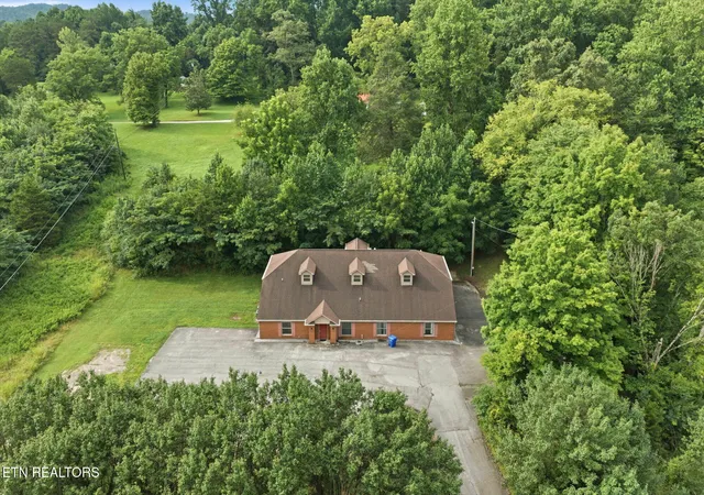 3rd image of 2215 S Roane St, Harriman, TN 37748 | MLS# 1350151
