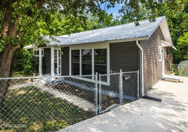 2nd image of 114 E Arrowwood Rd, Oak Ridge, TN 37830 | MLS# 1350158