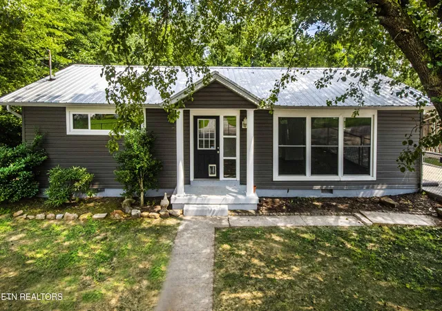Photo 3 of Sale Pending at 114 E Arrowwood Rd, Oak Ridge, TN 37830 | MLS# 1350158 | Listing updated on 2026-09-21